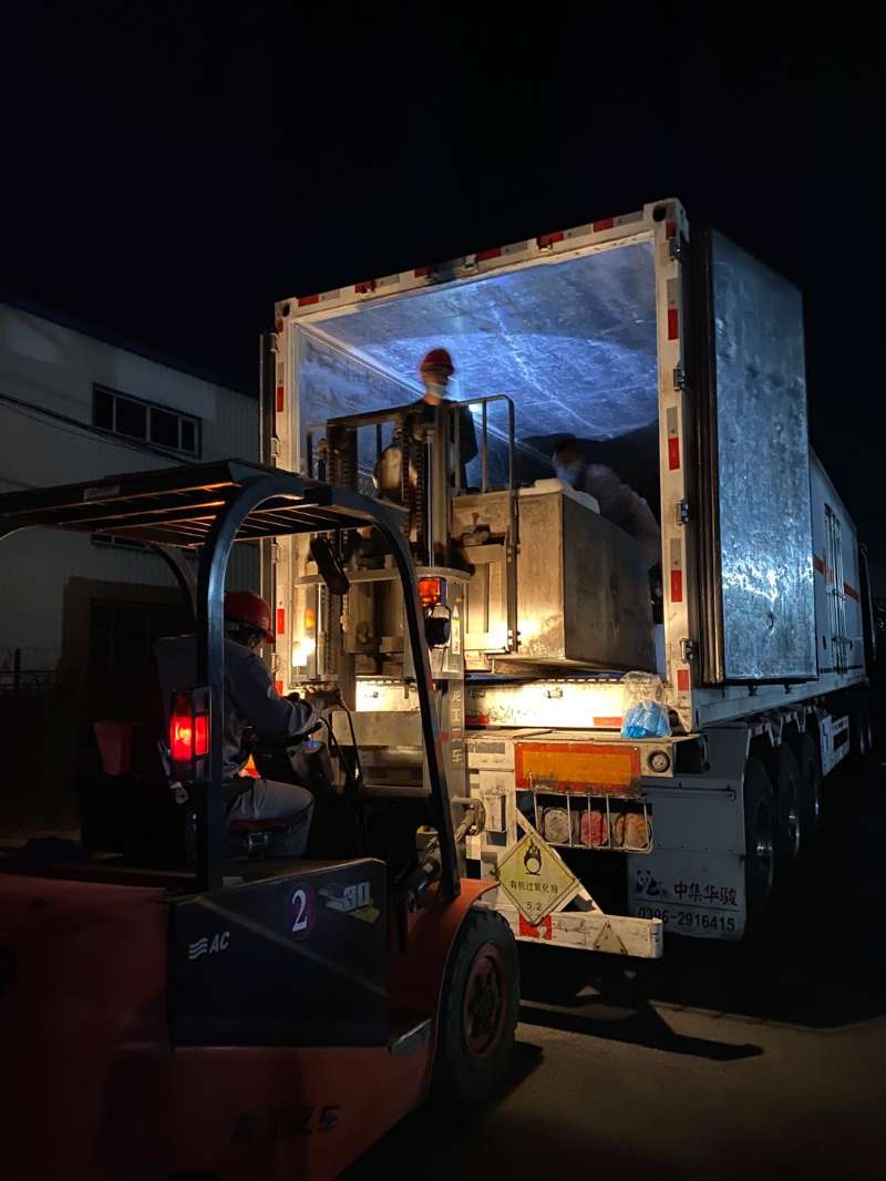  迎著遠(yuǎn)處微微發(fā)亮的天際，他們?cè)僖淮翁ど狭恕罢鞒獭? /></a></div>
<div   id=